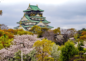Viaje a Japón en grupo 2026 – Castillo de Osaka en primavera